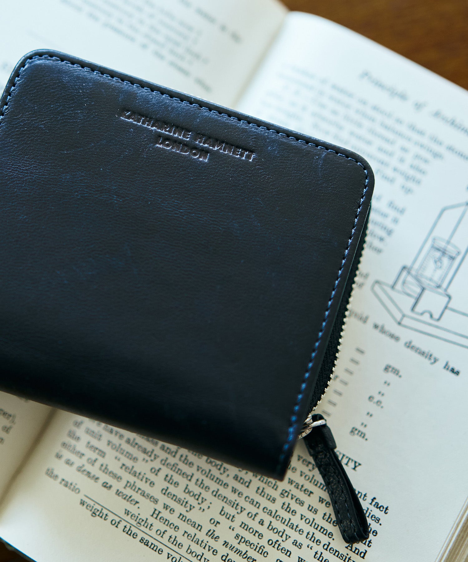 KATHARINE HAMNETT LONDON】BUMP ラウンドファスナー二つ折り財布（490