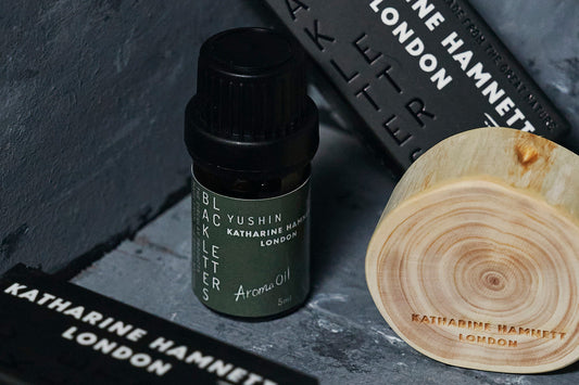 「BLACK LETTERS」コラボレーションのアロマオイルとヒノキの受け皿をセットでプレゼント！