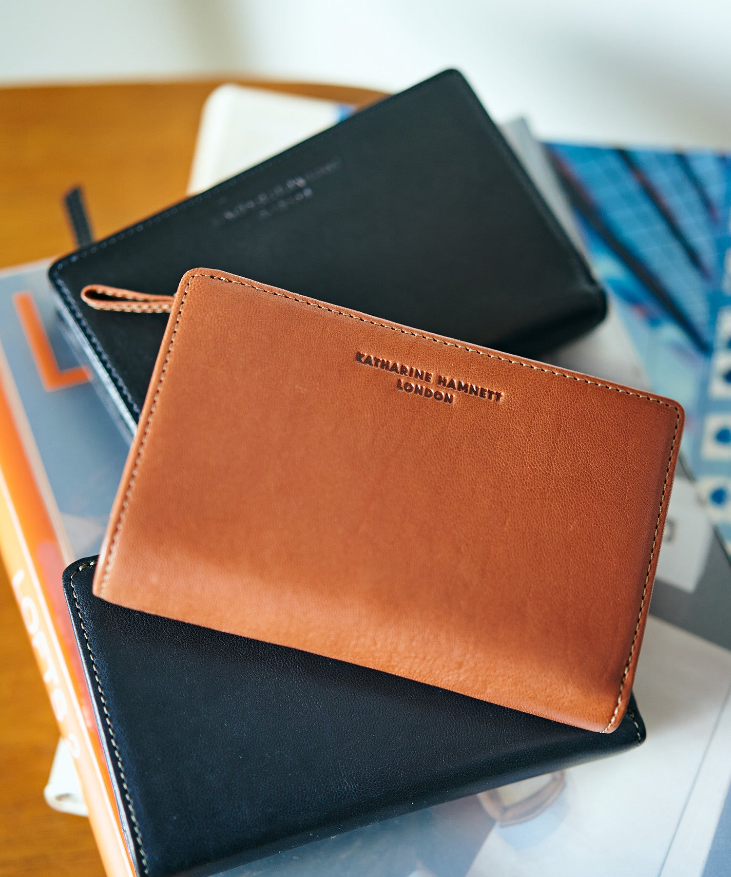 KATHARINE HAMNETT LONDON】BUMP L字ファスナー二つ折りミドル