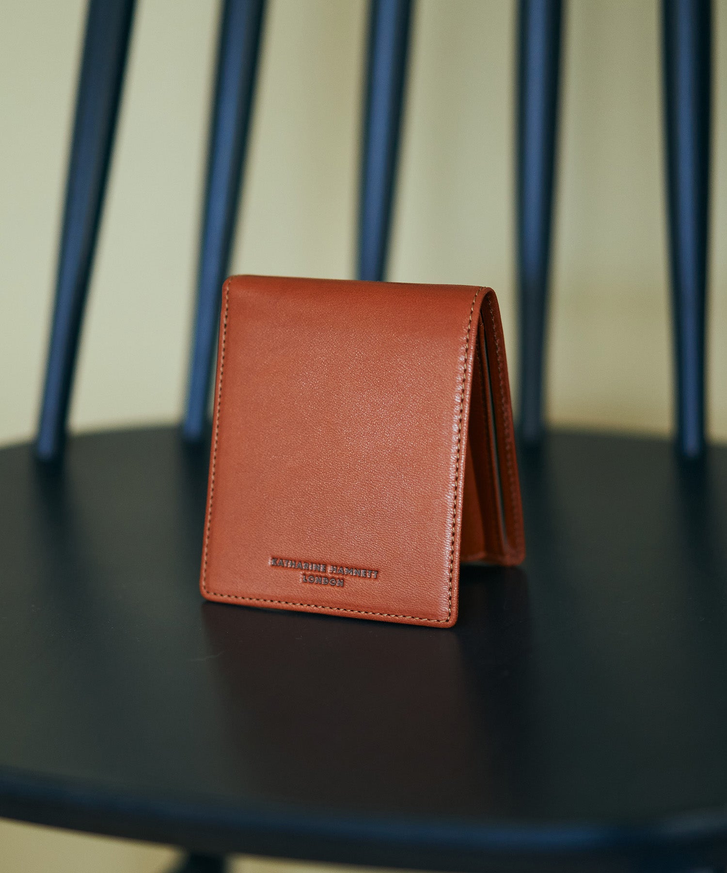 KATHARINE HAMNETT LONDON】BUMP 縦型二つ折り財布（490-52302）