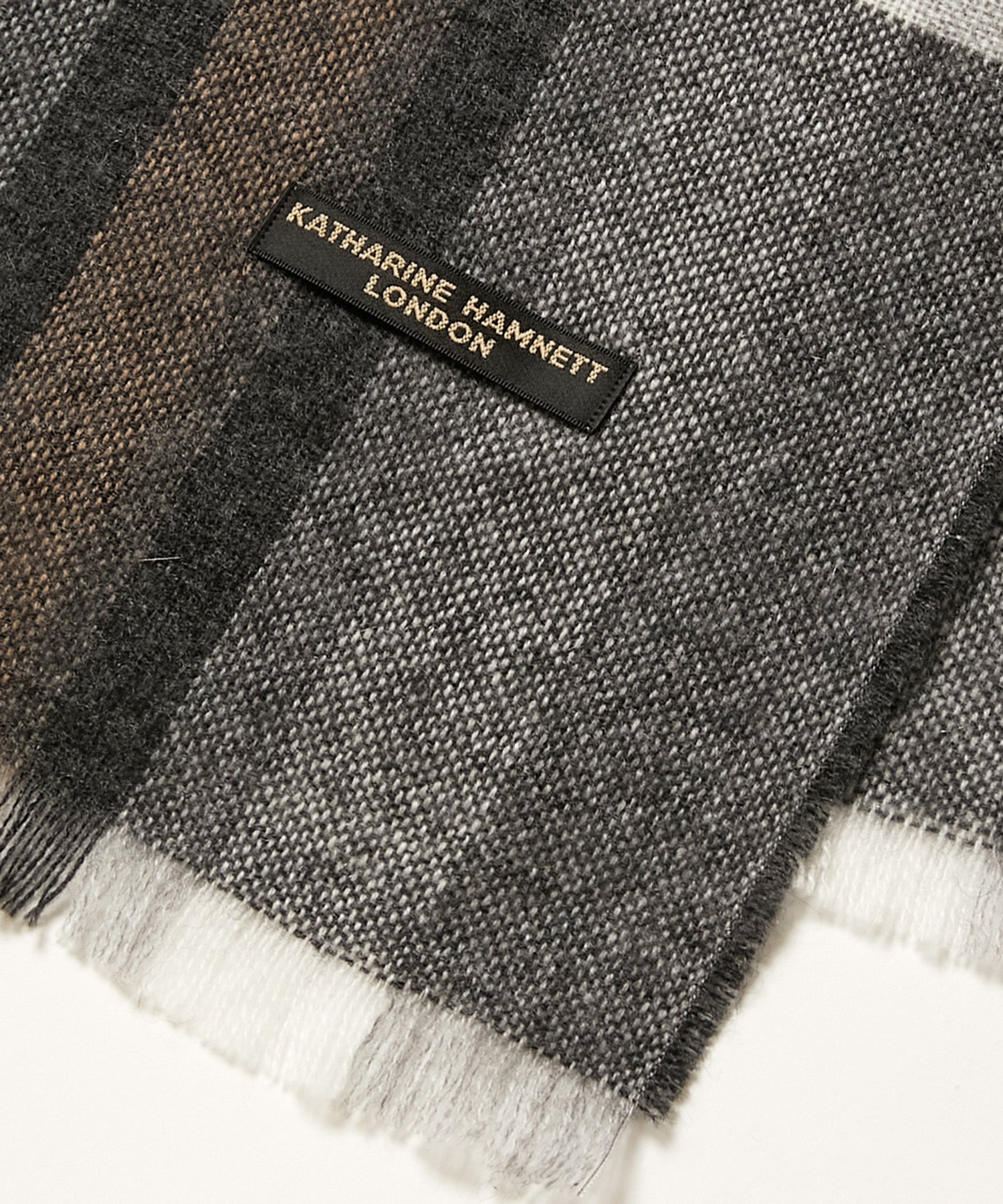 KATHARINE HAMNETT LONDON】＜UNISEX＞カシミア100% ショートマフラー