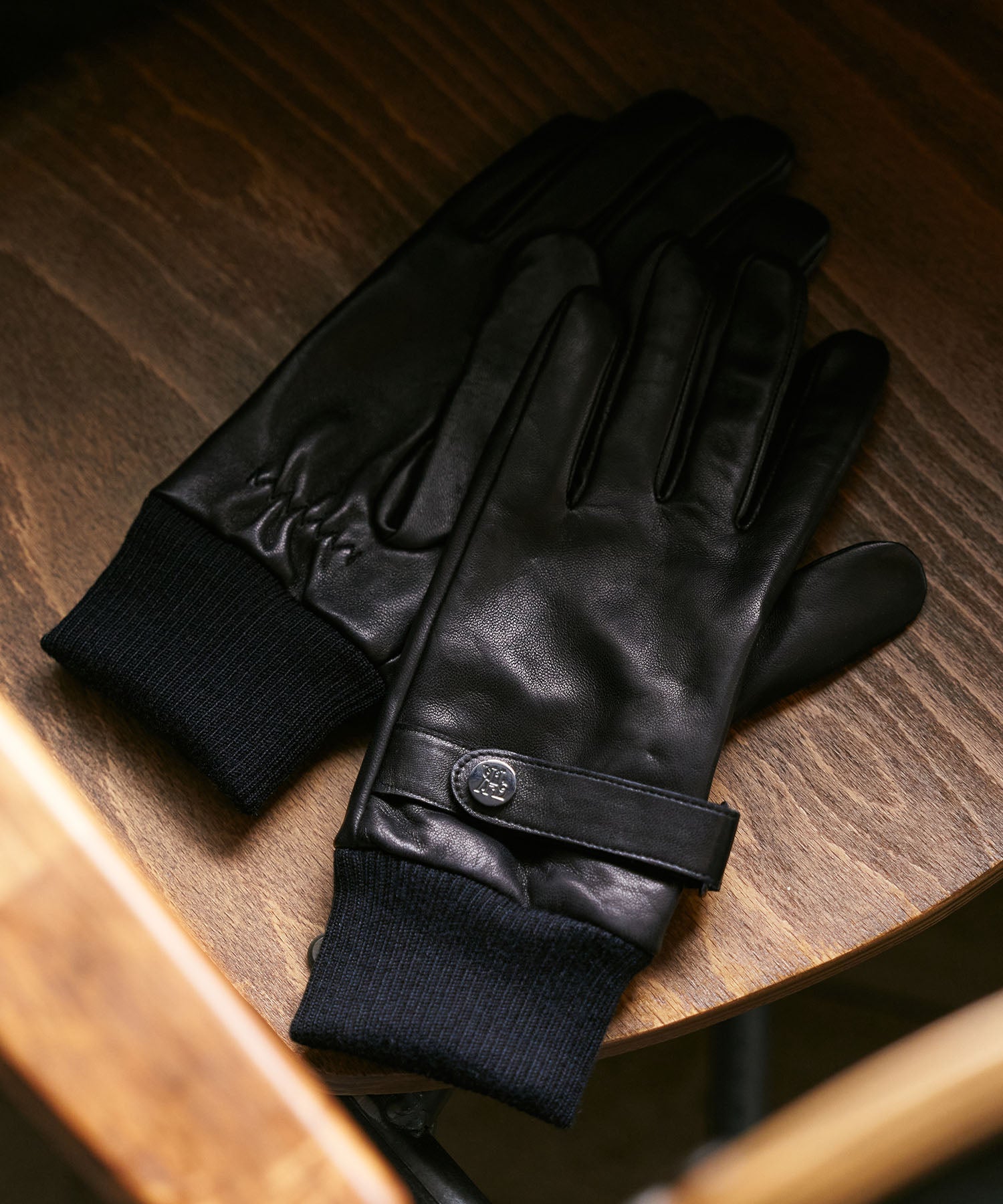 KATHARINE HAMNETT LONDON】羊革×マイクロボア ベルト付き手袋