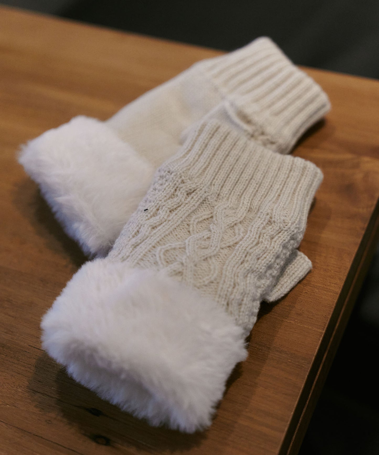 ＜WOMEN＞アラン柄ボア付き 編み手袋（KHW-23304）