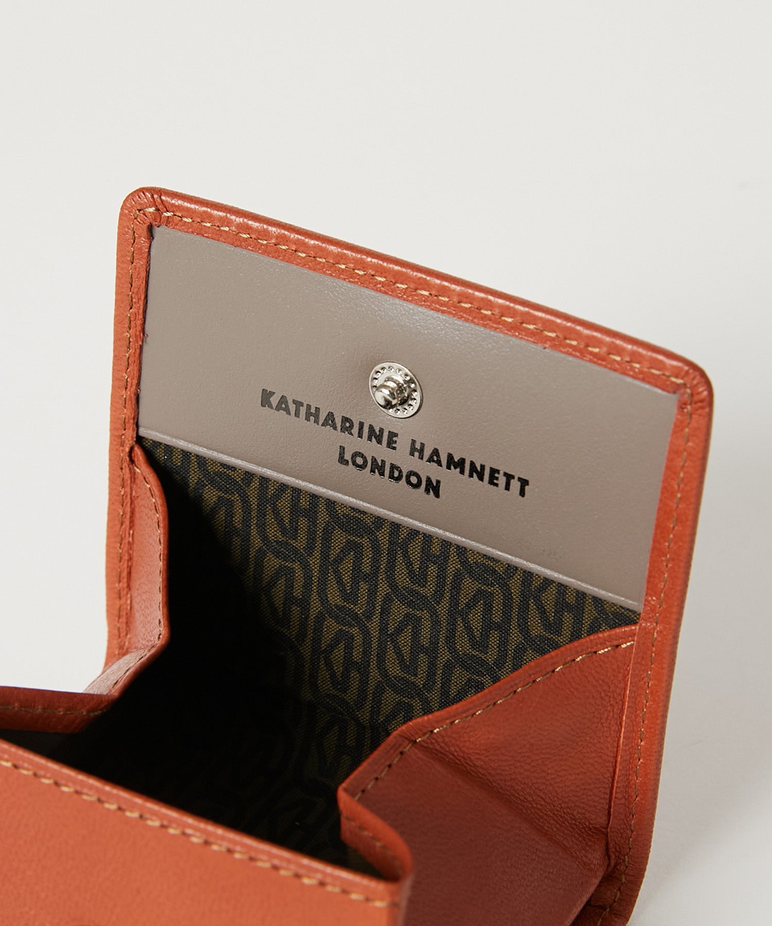 KATHARINE HAMNETT LONDON】BUMP コインケース（490-52300）