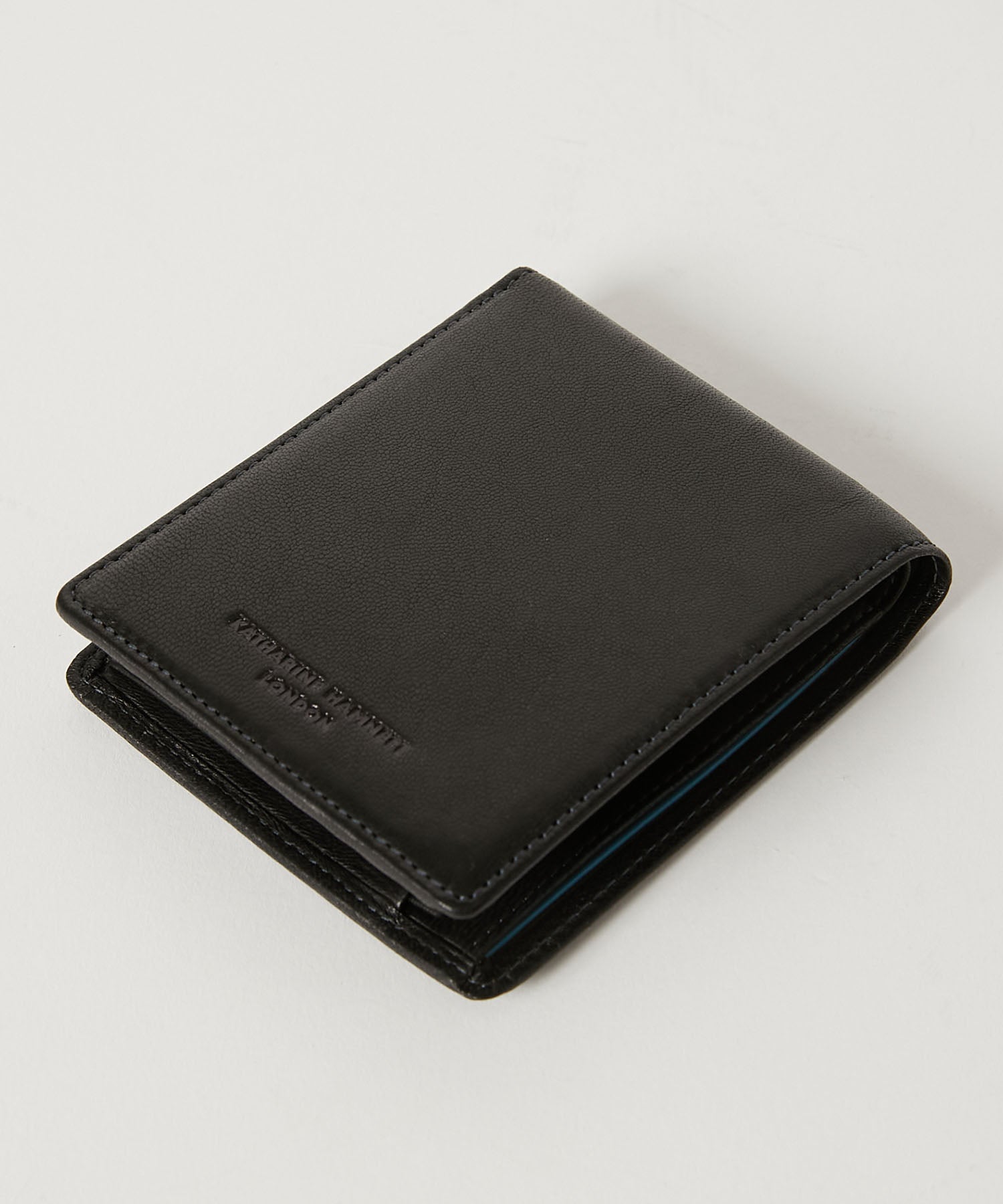 KATHARINE HAMNETT LONDON】BUMP 縦型二つ折り財布（490-52302）