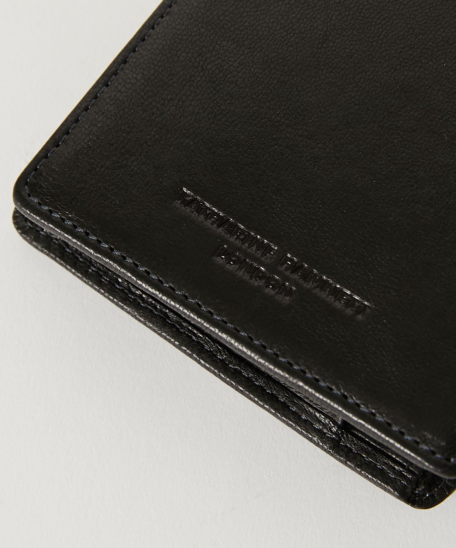 KATHARINE HAMNETT LONDON】BUMP 縦型二つ折り財布（490-52302）
