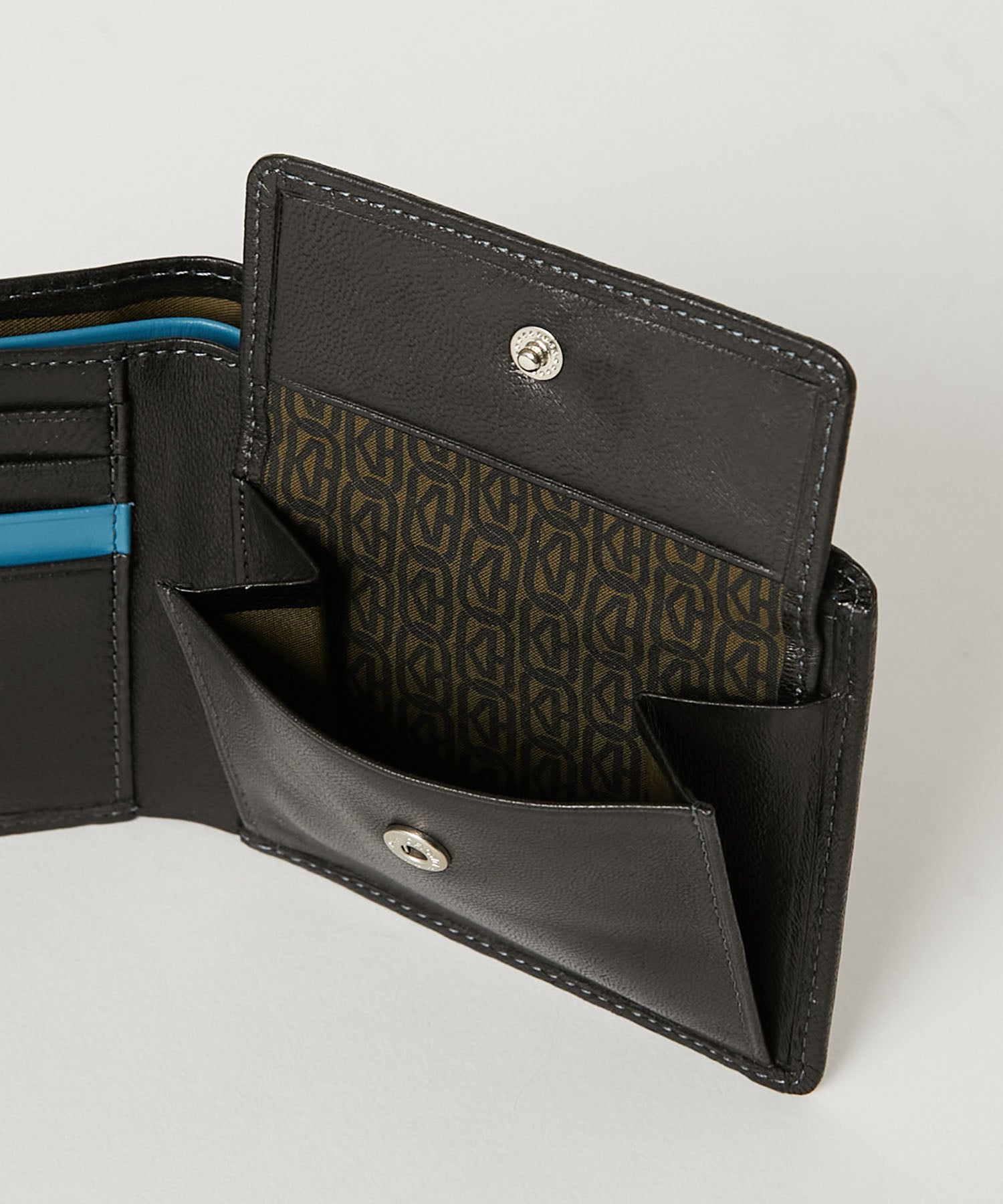 KATHARINE HAMNETT LONDON】BUMP 縦型二つ折り財布（490-52302）