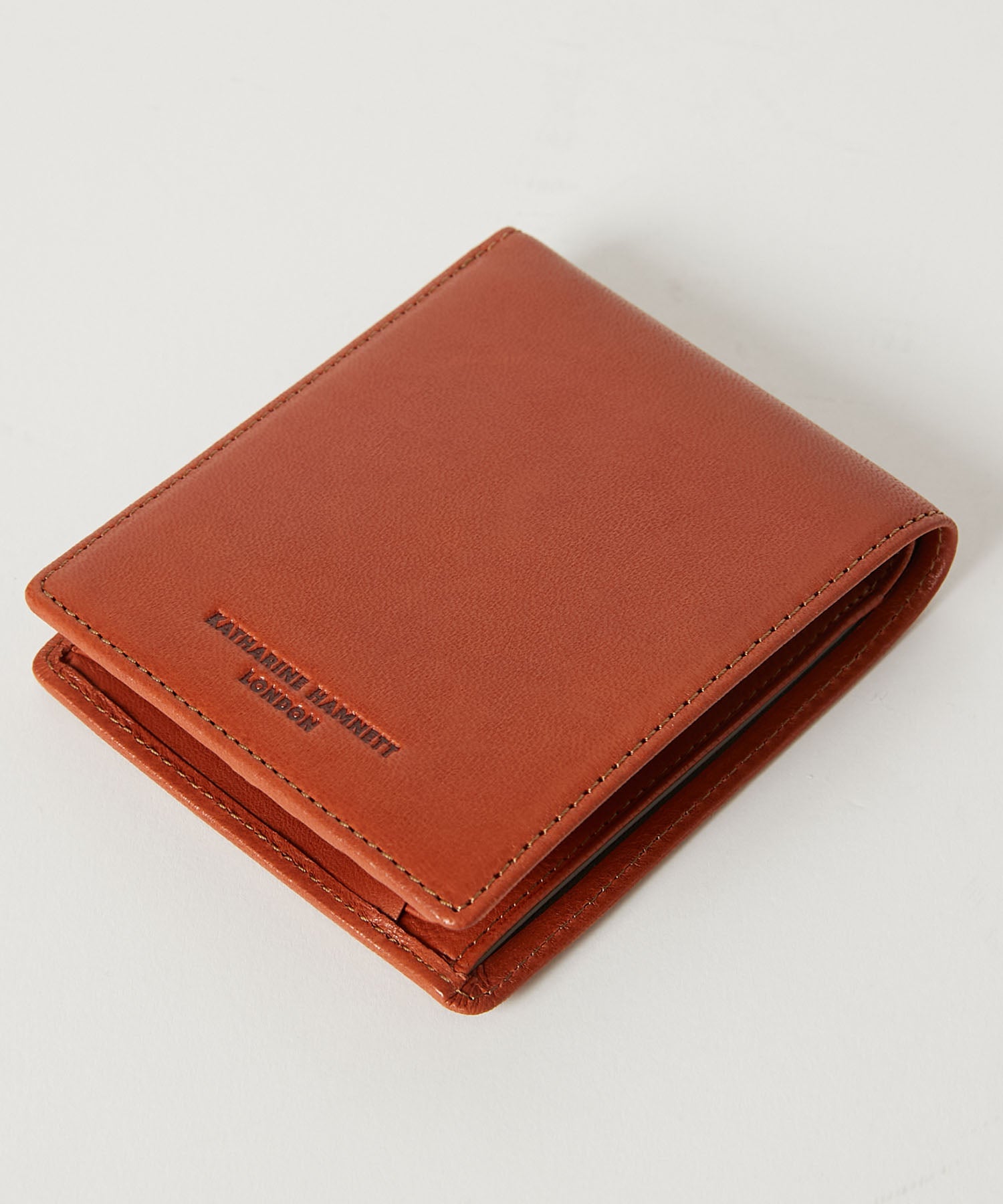 KATHARINE HAMNETT LONDON】BUMP 縦型二つ折り財布（490-52302）