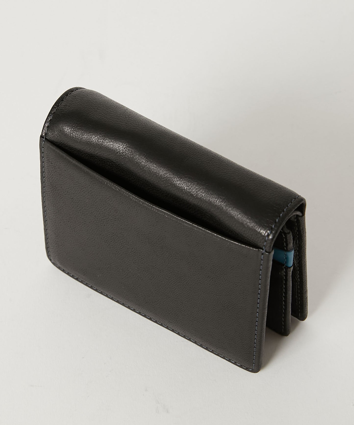 ＜MEN＞ BUMP 二つ折りフラップ財布（490-52303）