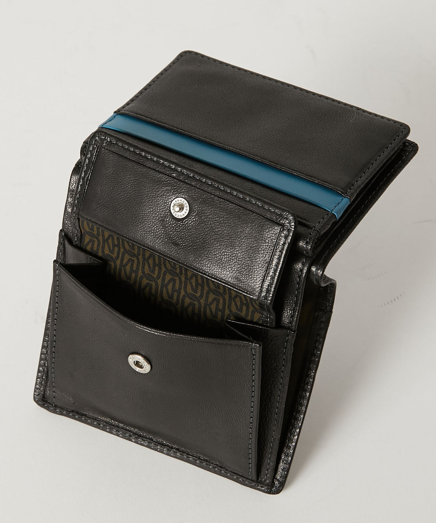 ＜MEN＞ BUMP 二つ折りフラップ財布（490-52303）