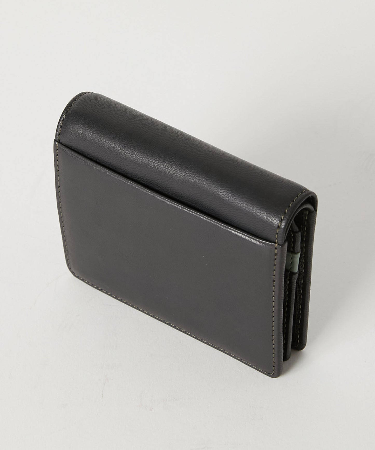 ＜MEN＞ BUMP 二つ折りフラップ財布（490-52303）