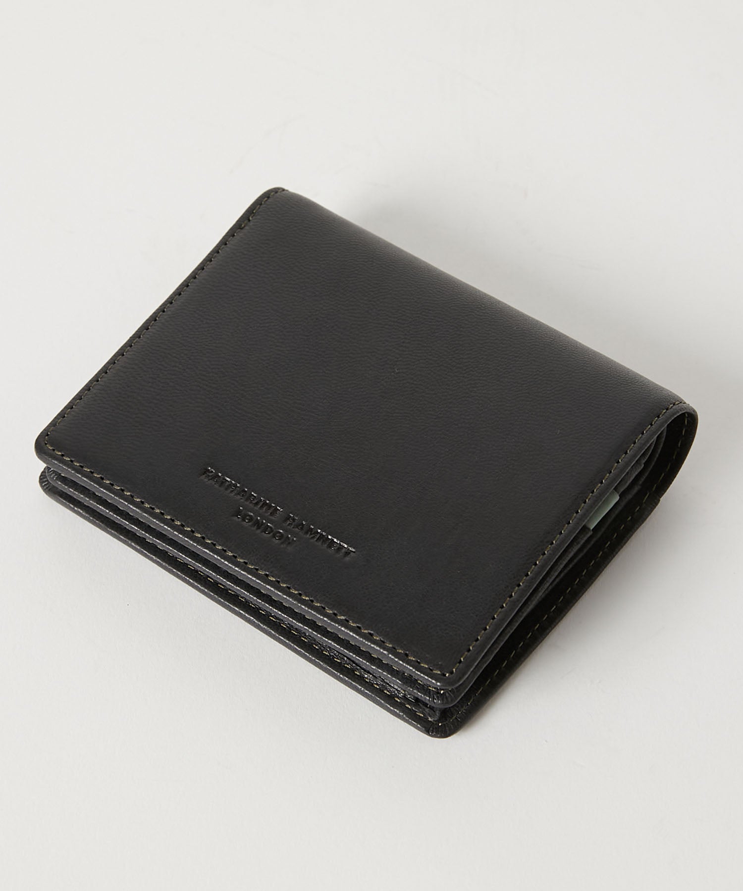 KATHARINE HAMNETT LONDON】BUMP 二つ折りフラップ財布（490-52303）