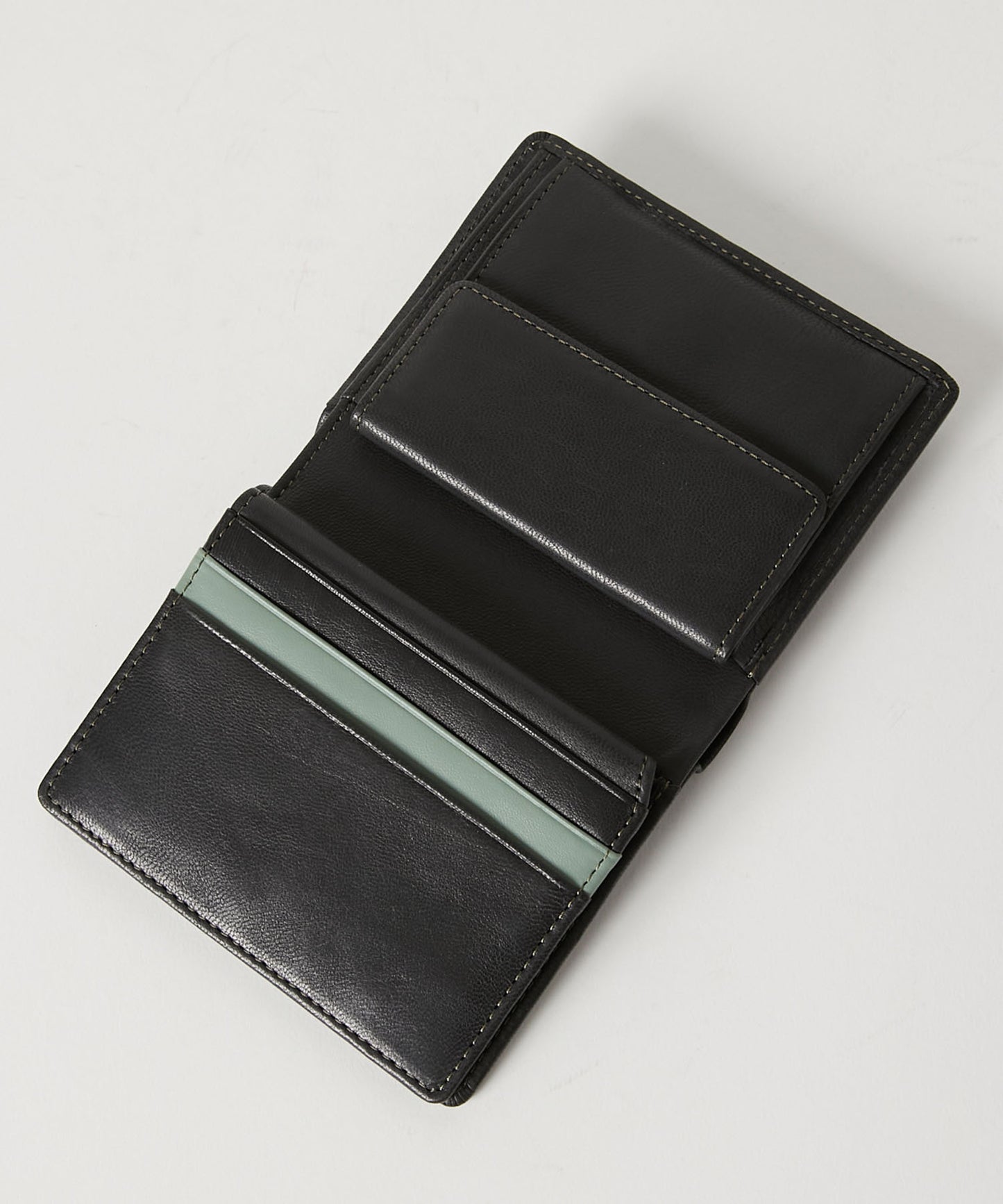 ＜MEN＞ BUMP 二つ折りフラップ財布（490-52303）