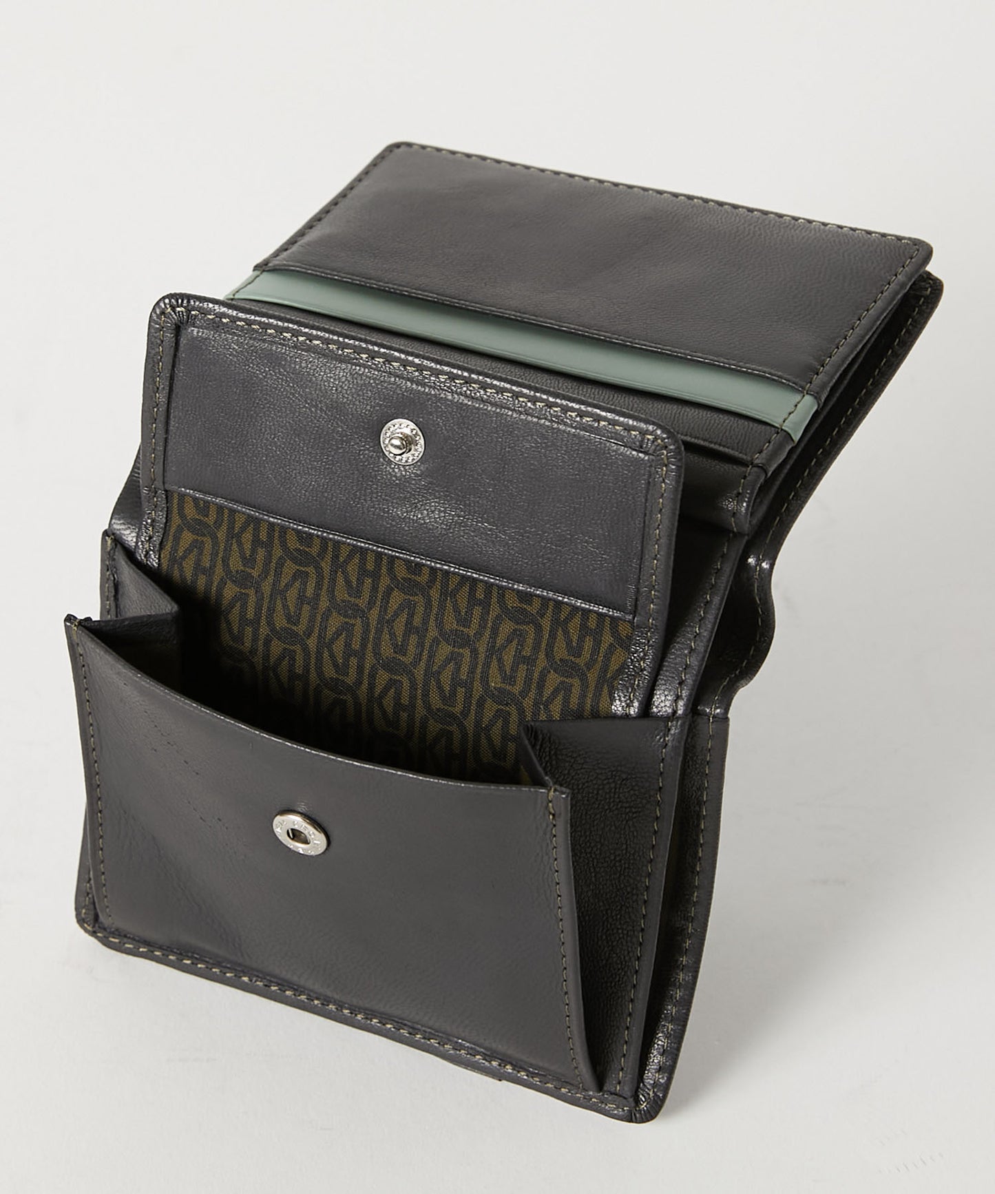 ＜MEN＞ BUMP 二つ折りフラップ財布（490-52303）