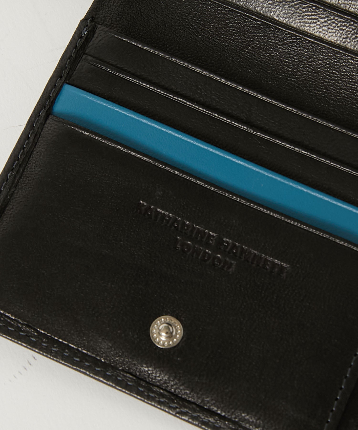 KATHARINE HAMNETT LONDON】BUMP ラウンドファスナー二つ折り財布（490