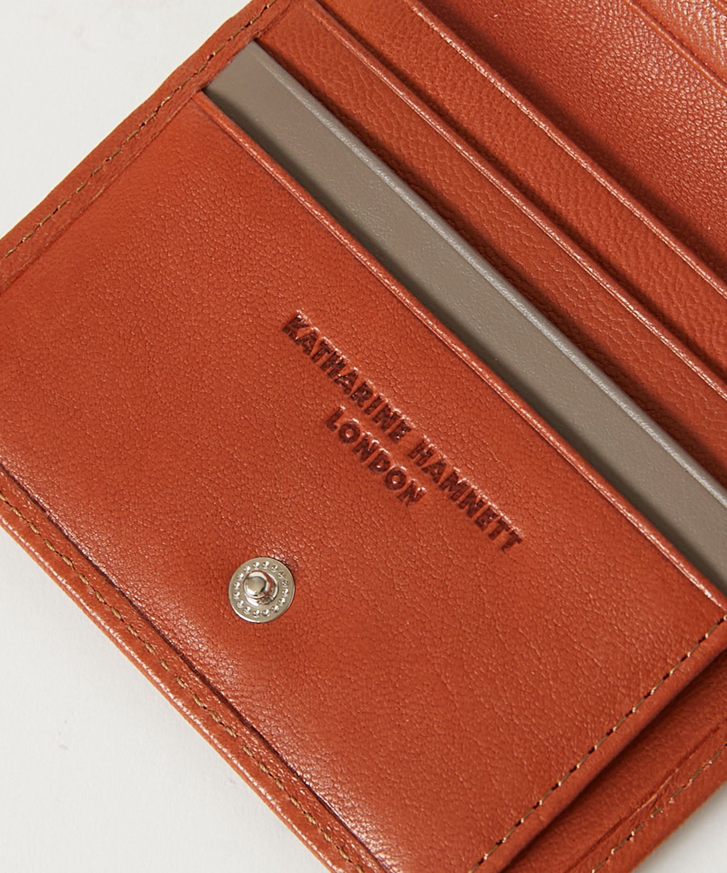 KATHARINE HAMNETT LONDON】BUMP ラウンドファスナー二つ折り財布（490