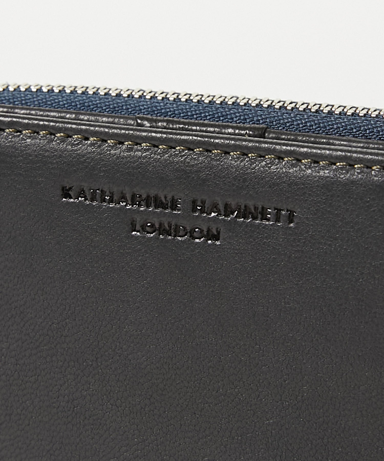 KATHARINE HAMNETT LONDON】BUMP ラウンドファスナー二つ折り財布（490