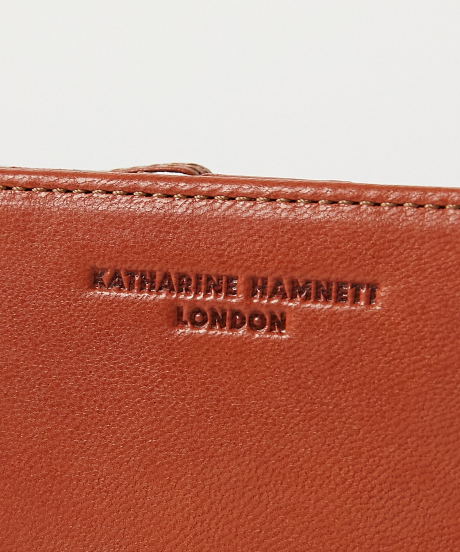 KATHARINE HAMNETT LONDON】BUMP L字ファスナー二つ折りミドル