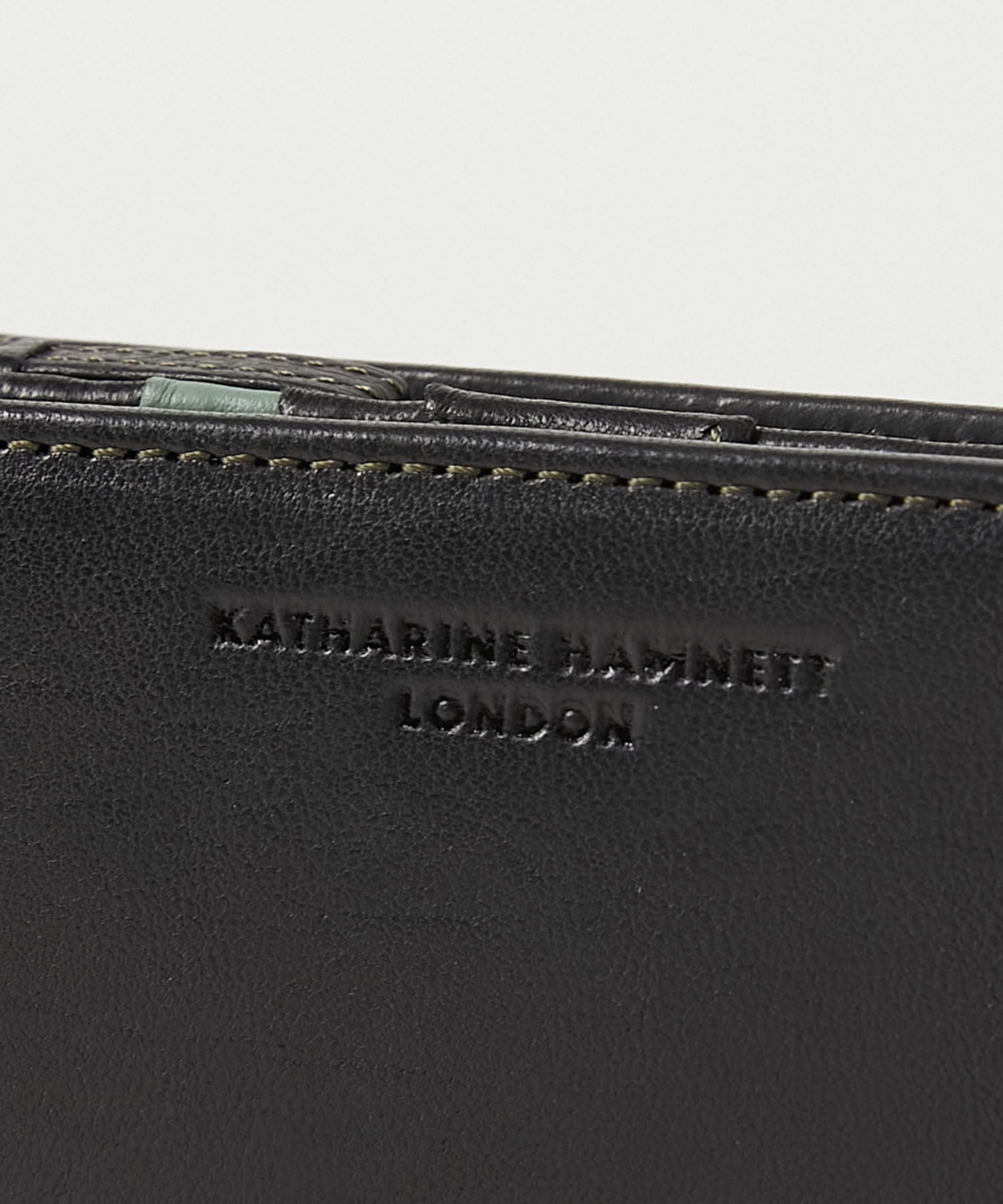 KATHARINE HAMNETT LONDON】BUMP L字ファスナー二つ折りミドル