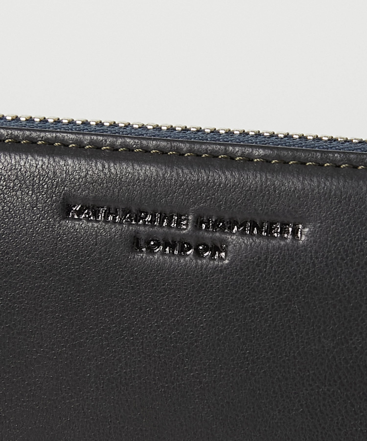 KATHARINE HAMNETT LONDON】BUMP ラウンドファスナー長財布（490-52306）